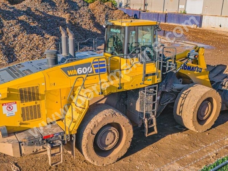 Komatsu WA 600 lastikli loder yükleyici