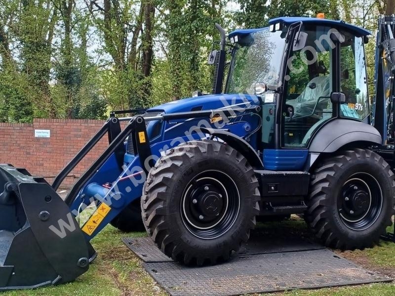 Komatsu WB97S 8 kazıcı yükleyici yüksek düzeyde standart özellikler sunarken egzoz